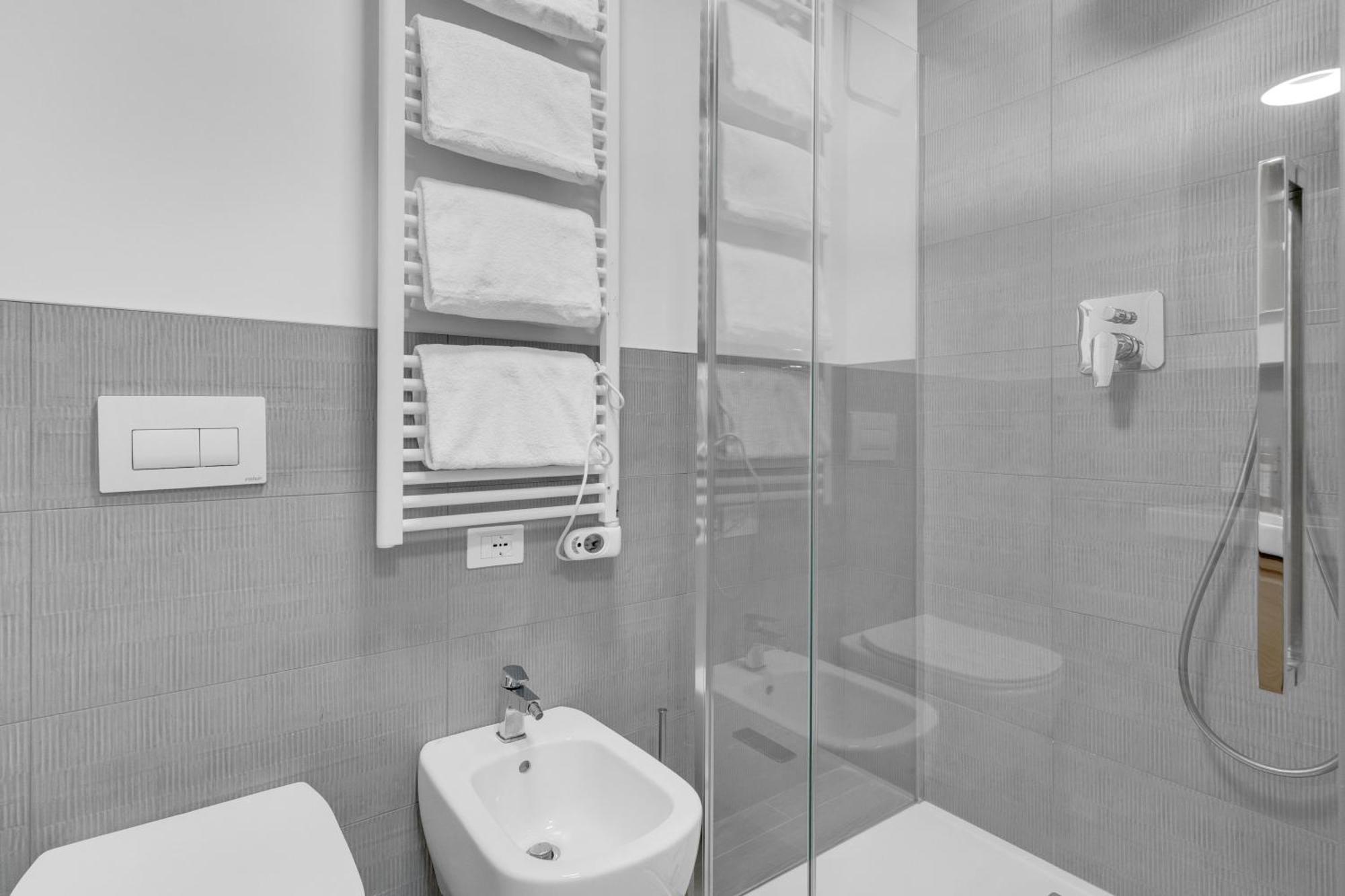 Airy With Balcony & Garage * Milan