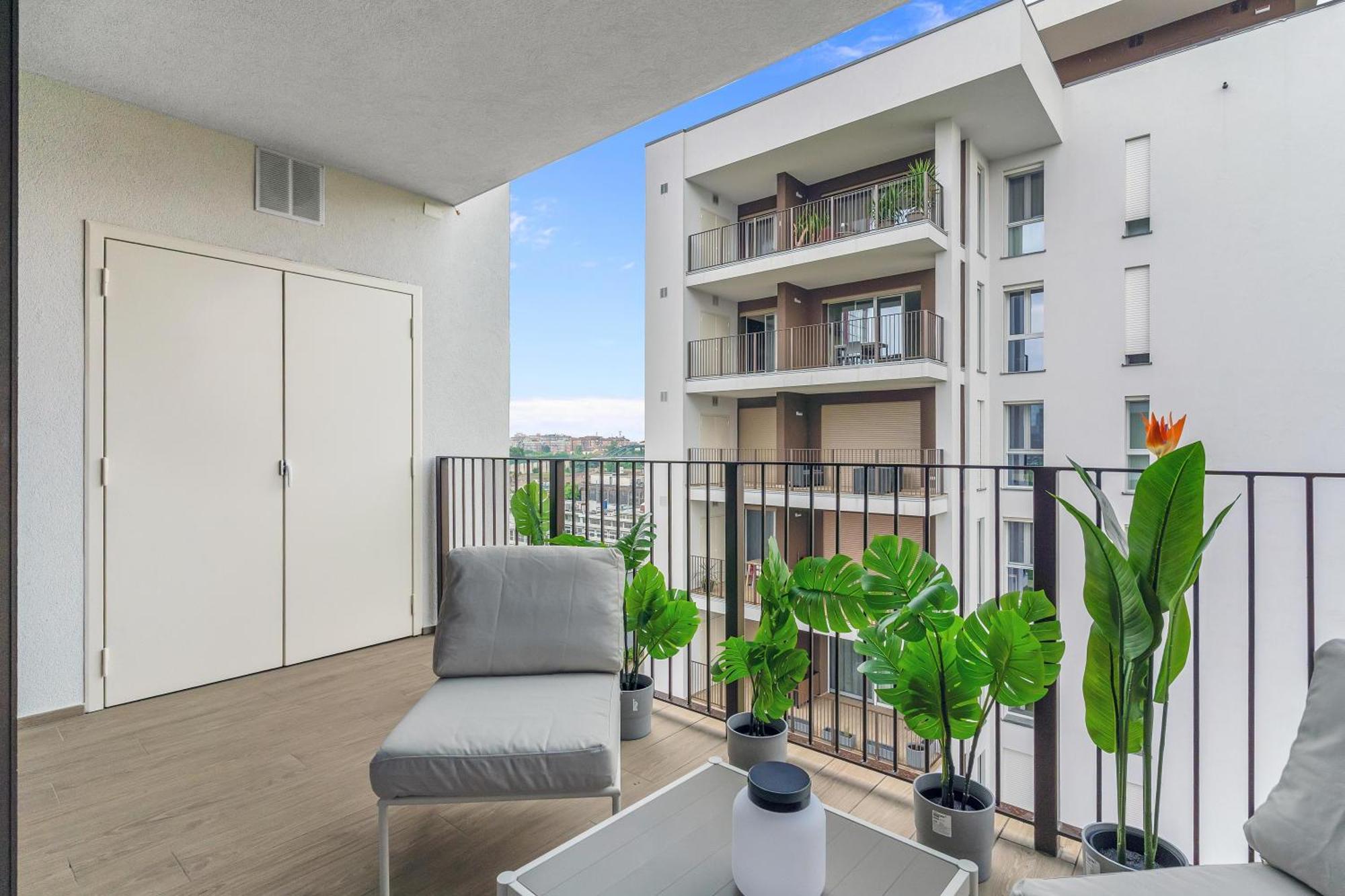 Airy With Balcony & Garage Milan