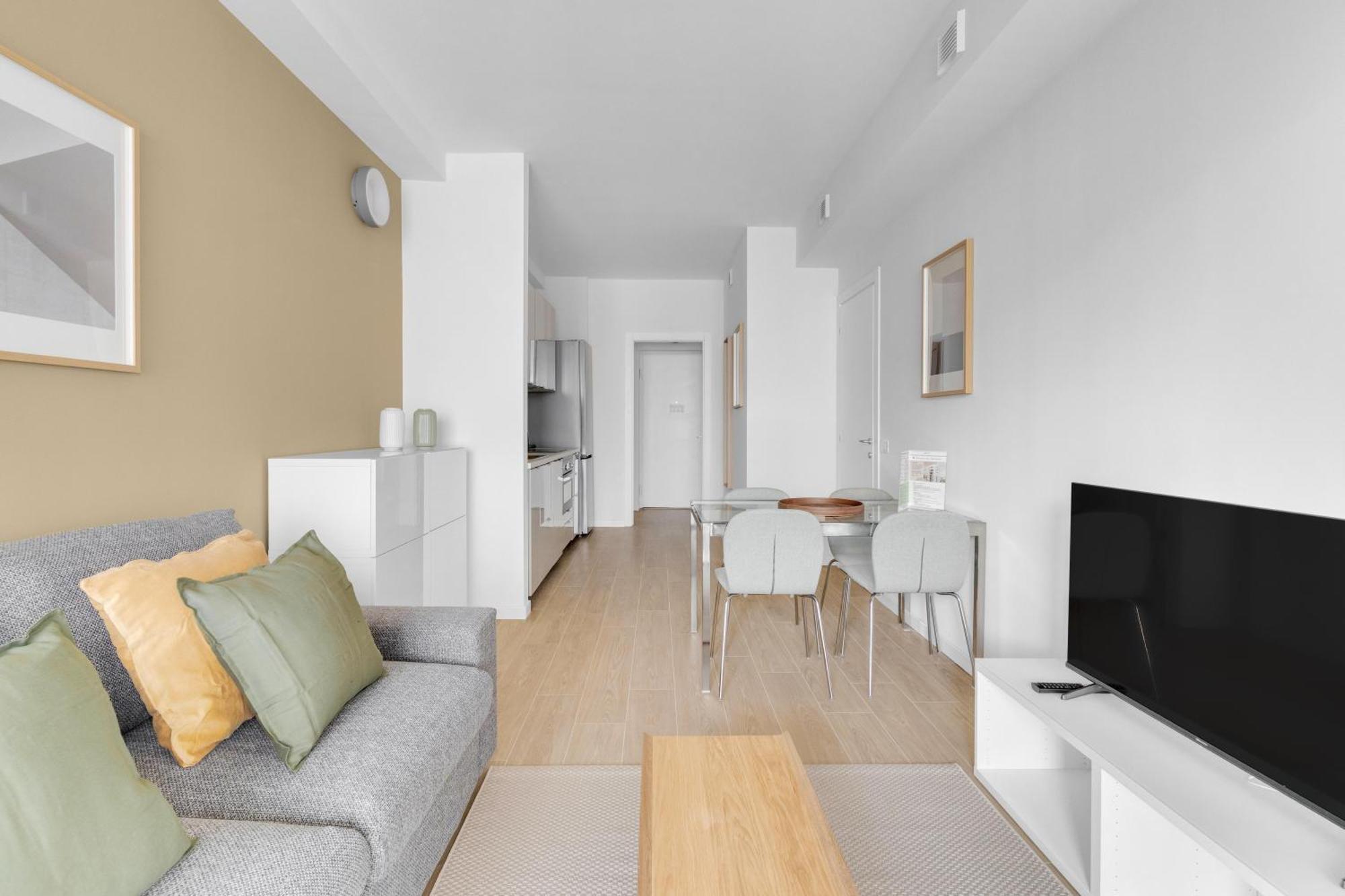 Airy With Balcony & Garage Apartment *