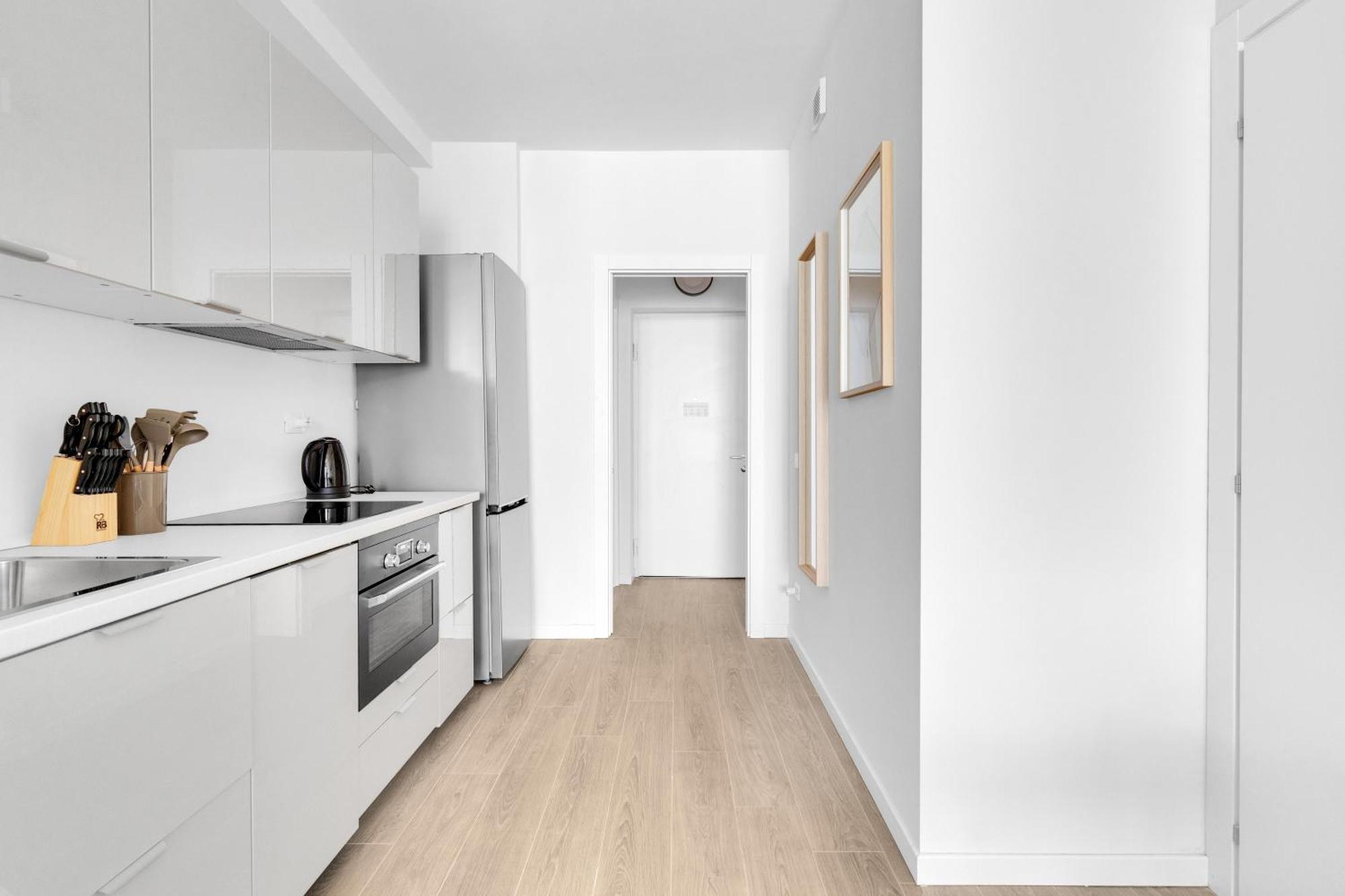 Airy With Balcony & Garage Apartment *