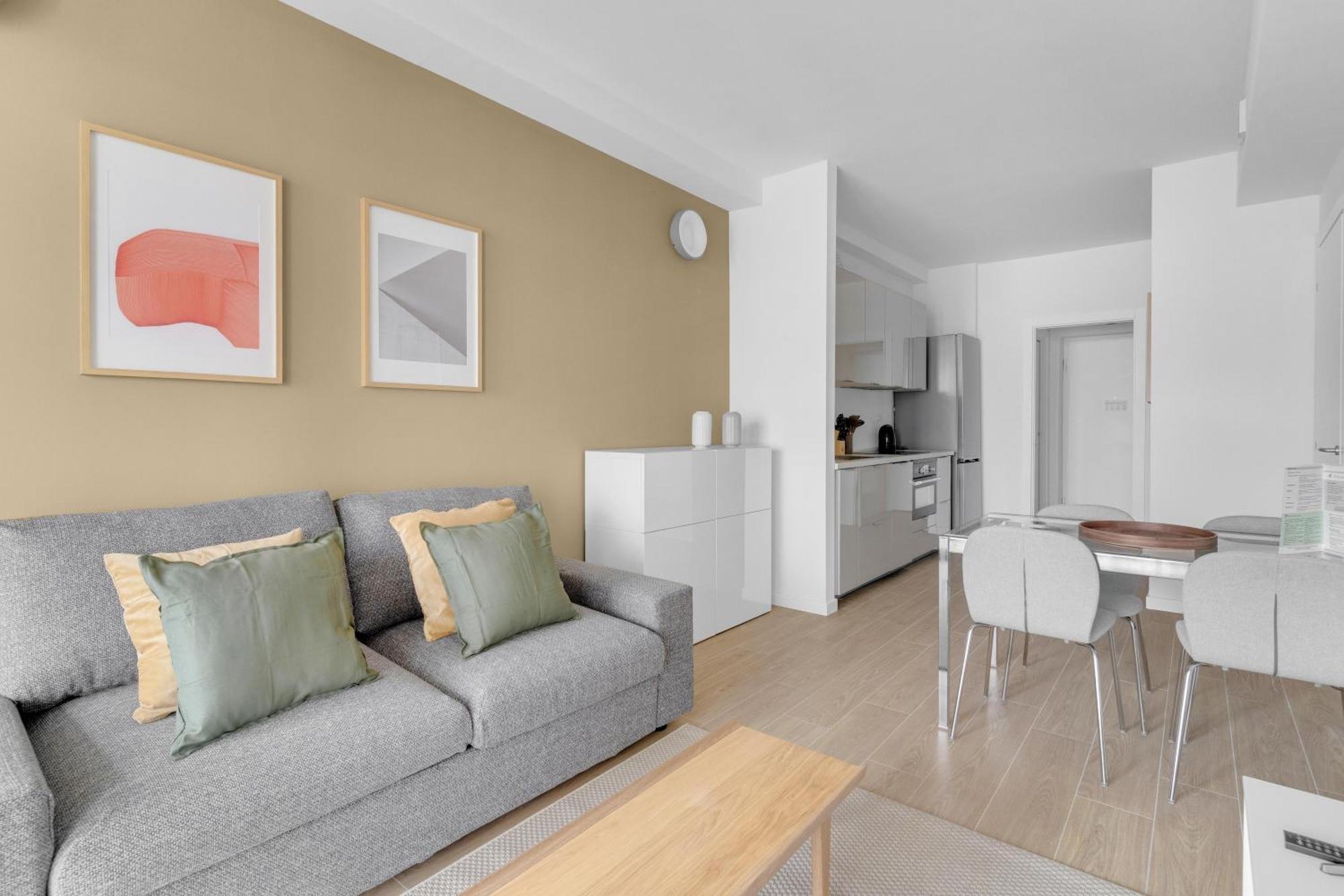 Airy With Balcony & Garage Apartment