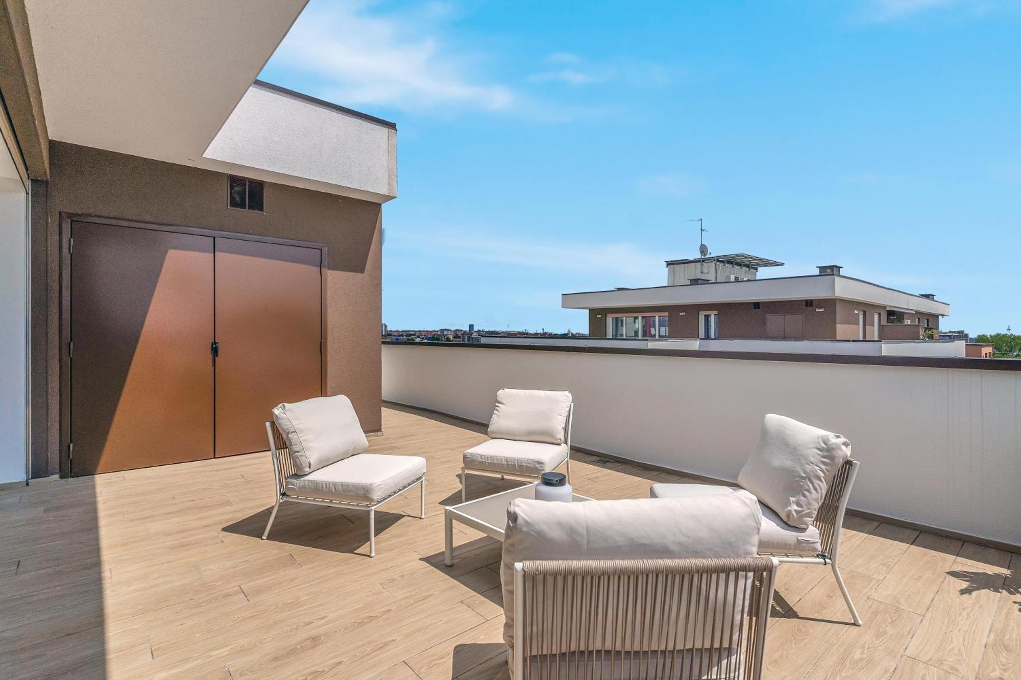 Airy With Balcony & Garage Milan