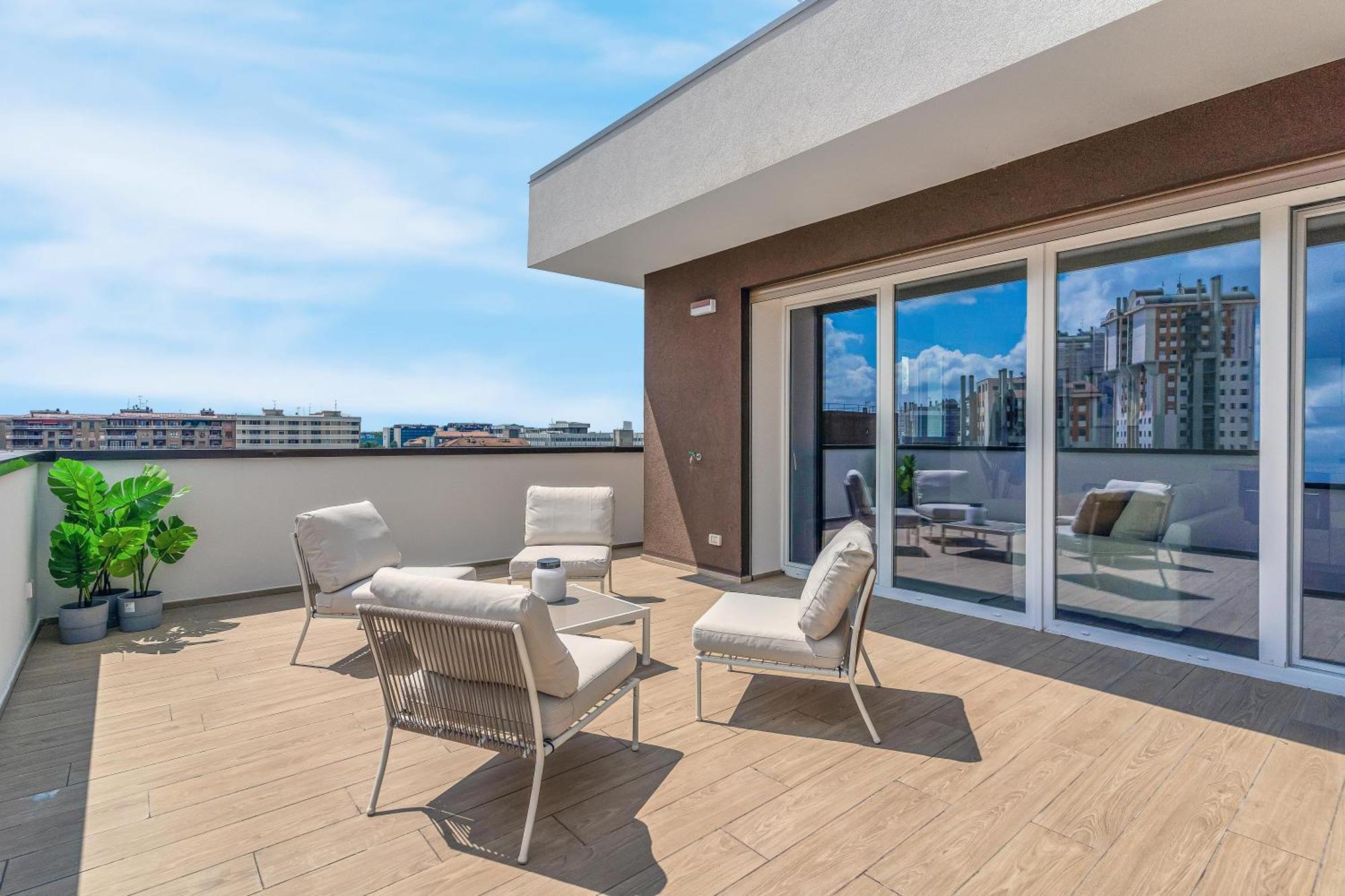 Airy With Balcony & Garage Apartment *