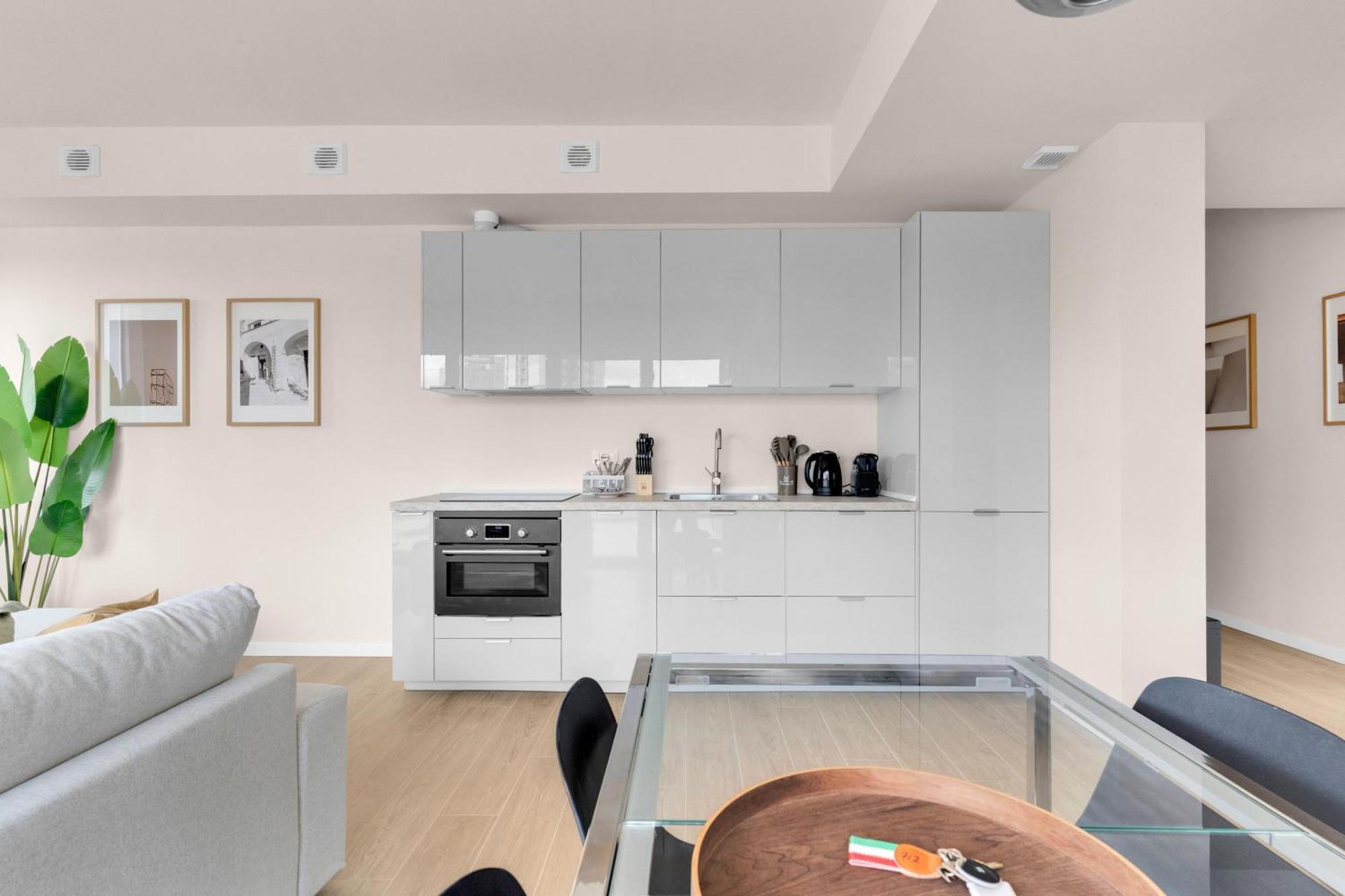 Airy With Balcony & Garage Apartment *