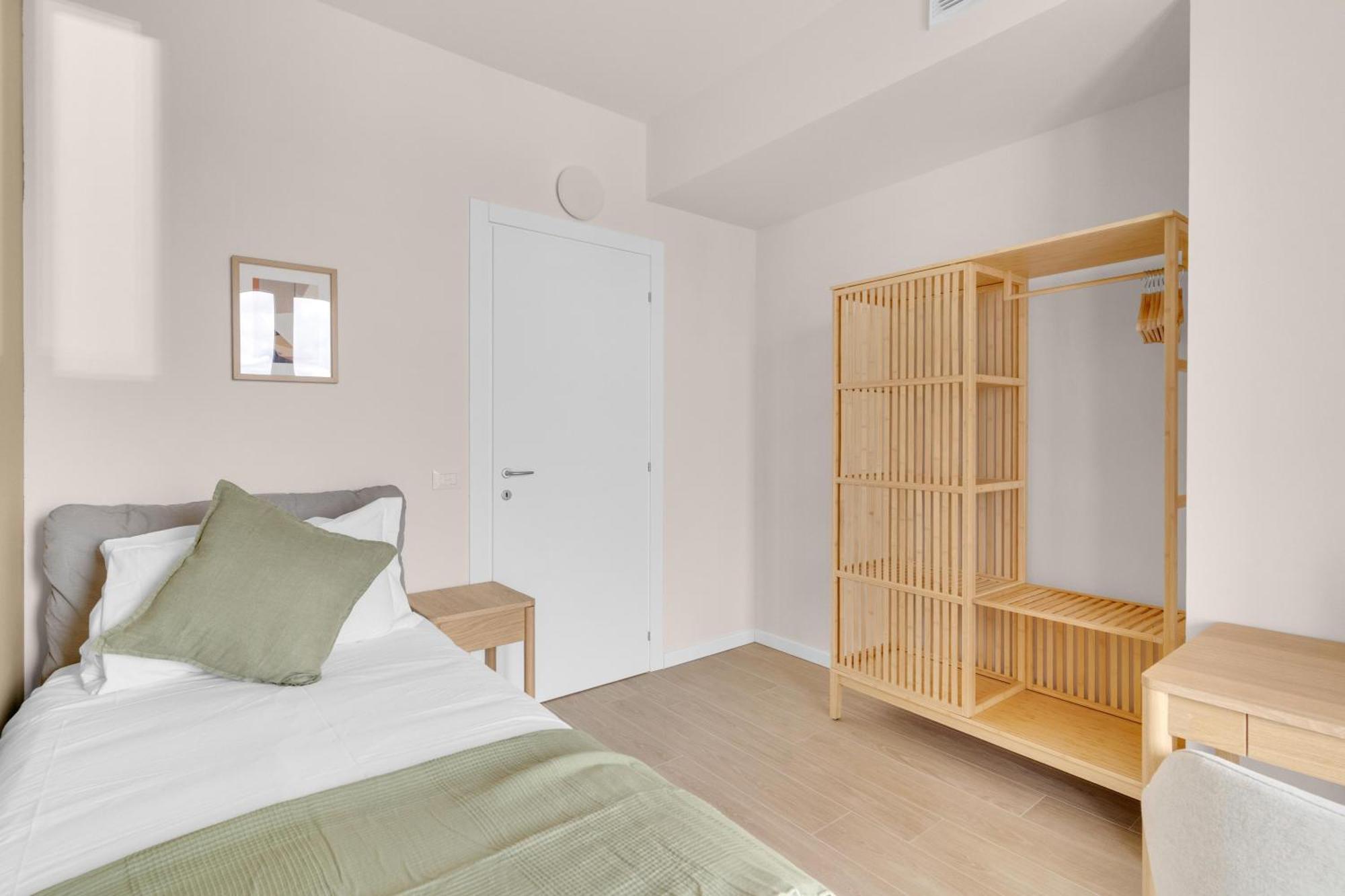 Airy With Balcony & Garage Apartment Milan